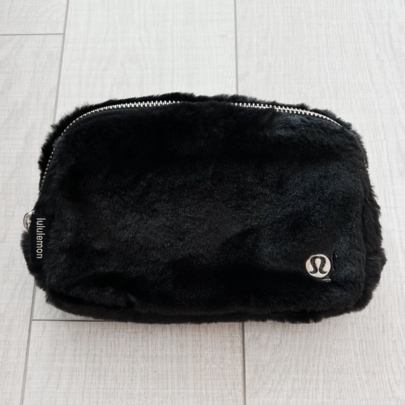 Lululemon limited edition black plush fleece belt bag - Picture 5 of 16